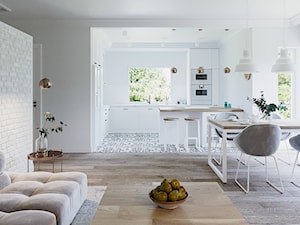Borki - Średnia otwarta z salonem biała z zabudowaną lodówką kuchnia w kształcie litery g z oknem, styl nowoczesny - zdjęcie od ARCHIWYTWÓRNIA Tomek Pytel