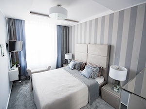 Średnia biała szara sypialnia, styl glamour - zdjęcie od INTERIORSY