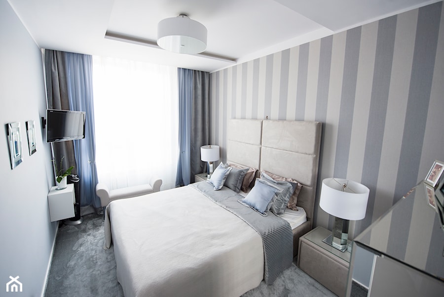 Średnia biała szara sypialnia, styl glamour - zdjęcie od INTERIORSY