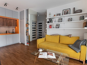Salon z musztardową sofą - zdjęcie od INTERIORSY