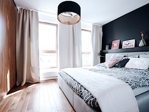 sypialnia z czernią i drewnem - zdjęcie od INTERIORSY