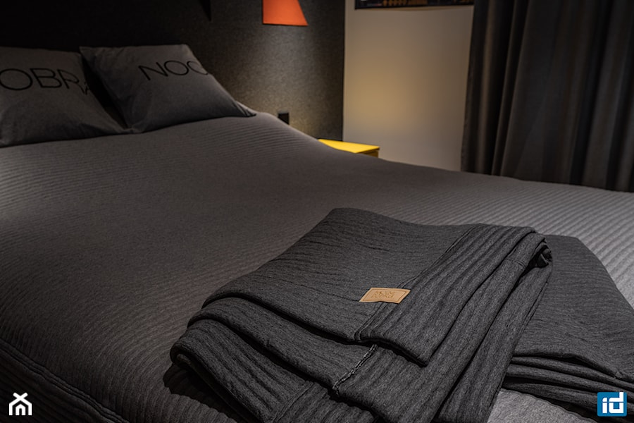 nowoczesna sypialnia w ciemnych kolorach - zdjęcie od INTERIORSY