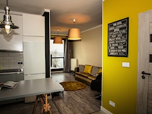 Apartament z charakterem - Średni żółty hol / przedpokój, styl industrialny - zdjęcie od http://martaczerkies.pl/