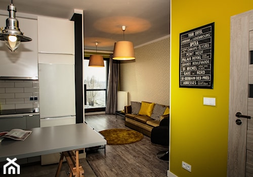 Apartament z charakterem - Średni żółty hol / przedpokój, styl industrialny - zdjęcie od http://martaczerkies.pl/