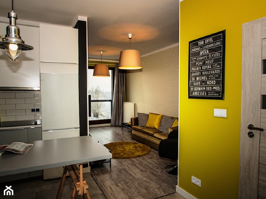 Apartament z charakterem - Średni żółty hol / przedpokój, styl industrialny - zdjęcie od http://martaczerkies.pl/
