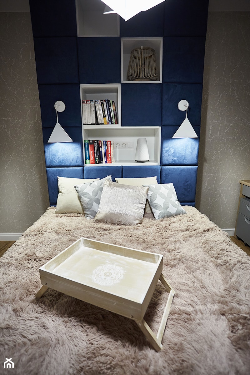 Średnia niebieska szara z biurkiem z panelami tapicerowanymi sypialnia, styl skandynawski - zdjęcie od http://martaczerkies.pl/