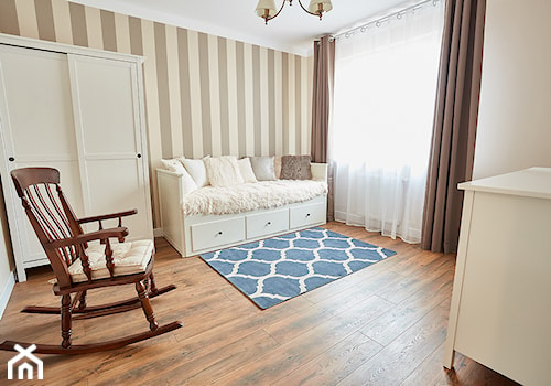 Średnia beżowa sypialnia, styl tradycyjny - zdjęcie od http://martaczerkies.pl/