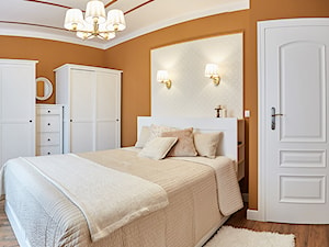 Średnia biała pomarańczowa sypialnia, styl tradycyjny - zdjęcie od http://martaczerkies.pl/