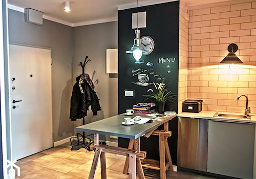 Apartament z charakterem - Mała otwarta z salonem biała czarna szara z nablatowym zlewozmywakiem kuchnia jednorzędowa, styl industrialny - zdjęcie od http://martaczerkies.pl/