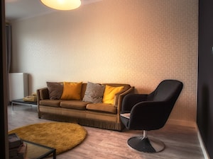 Apartament z charakterem - Mały czarny szary salon, styl vintage - zdjęcie od http://martaczerkies.pl/