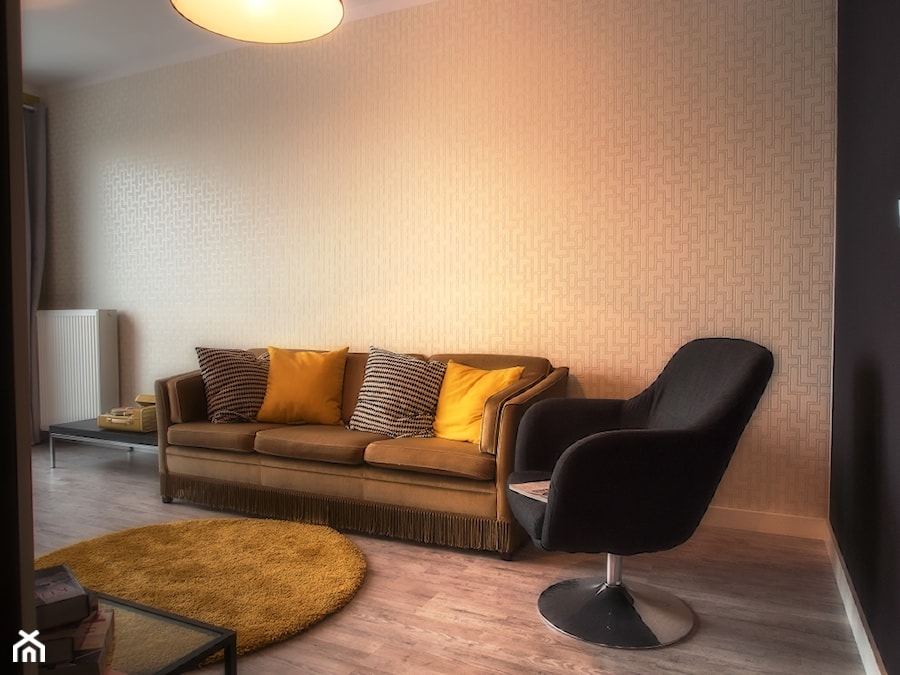 Apartament z charakterem - Mały czarny szary salon, styl vintage - zdjęcie od http://martaczerkies.pl/