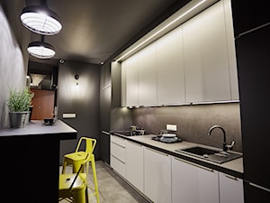 Apartament Józefów - Średnia duża otwarta z zabudowaną lodówką z nablatowym zlewozmywakiem kuchnia dwurzędowa, styl industrialny - zdjęcie od http://martaczerkies.pl/