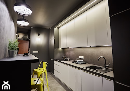 Apartament Józefów - Średnia duża otwarta z zabudowaną lodówką z nablatowym zlewozmywakiem kuchnia dwurzędowa, styl industrialny - zdjęcie od http://martaczerkies.pl/