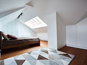 Średnia biała sypialnia na poddaszu, styl minimalistyczny - zdjęcie od http://martaczerkies.pl/