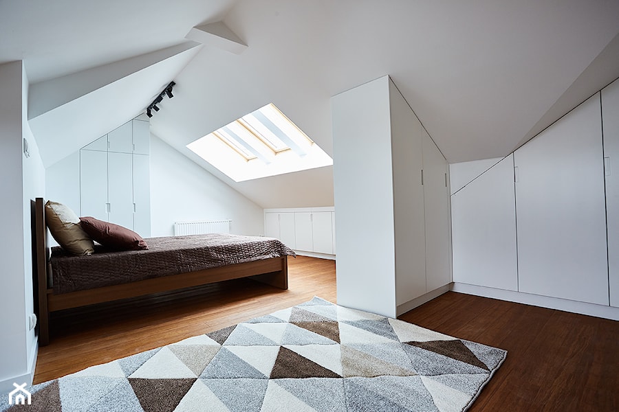 Średnia biała sypialnia na poddaszu, styl minimalistyczny - zdjęcie od http://martaczerkies.pl/