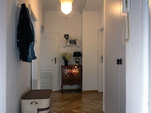 Mieszkanie w kamienicy na Saskiej Kępie - Średni z wieszakiem biały hol / przedpokój - zdjęcie od http://martaczerkies.pl/