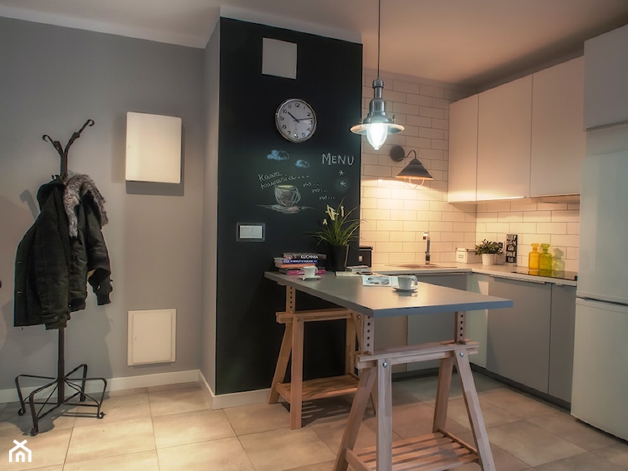 Apartament z charakterem - Mała otwarta z salonem biała czarna szara z zabudowaną lodówką z lodówką wolnostojącą z nablatowym zlewozmywakiem kuchnia w kształcie litery l, styl industrialny - zdjęcie od http://martaczerkies.pl/