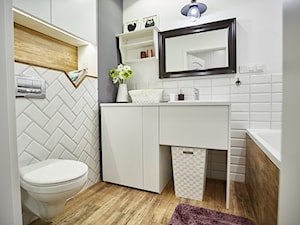 Mała na poddaszu bez okna z lustrem łazienka, styl skandynawski - zdjęcie od http://martaczerkies.pl/