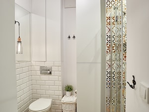 Średnia bez okna z punktowym oświetleniem łazienka, styl skandynawski - zdjęcie od http://martaczerkies.pl/