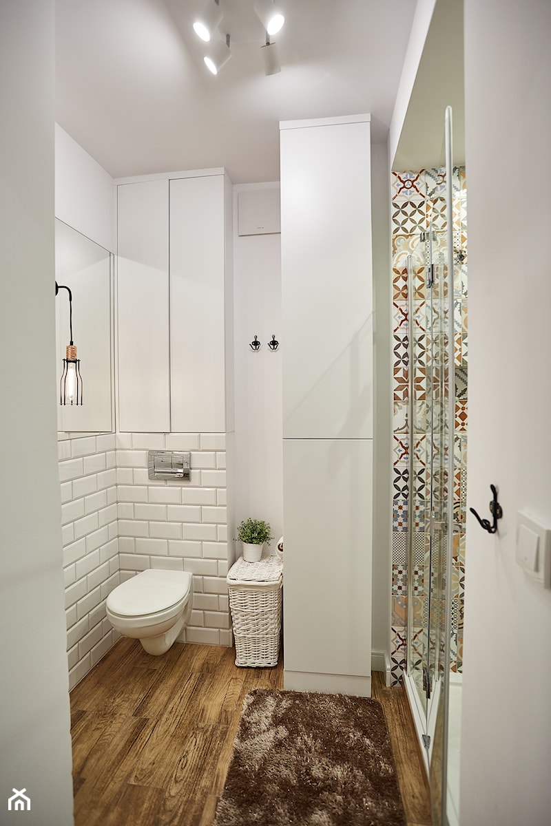 Średnia bez okna z punktowym oświetleniem łazienka, styl skandynawski - zdjęcie od http://martaczerkies.pl/