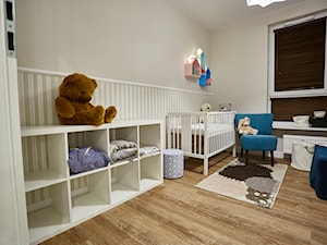 Średni szary pokój dziecka dla niemowlaka dla chłopca dla dziewczynki, styl tradycyjny - zdjęcie od http://martaczerkies.pl/