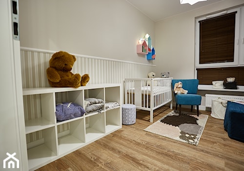 Średni szary pokój dziecka dla niemowlaka dla chłopca dla dziewczynki, styl tradycyjny - zdjęcie od http://martaczerkies.pl/