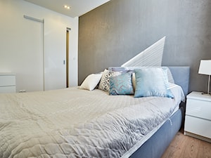 Apartament na Woli - Mała biała szara sypialnia, styl nowoczesny - zdjęcie od http://martaczerkies.pl/