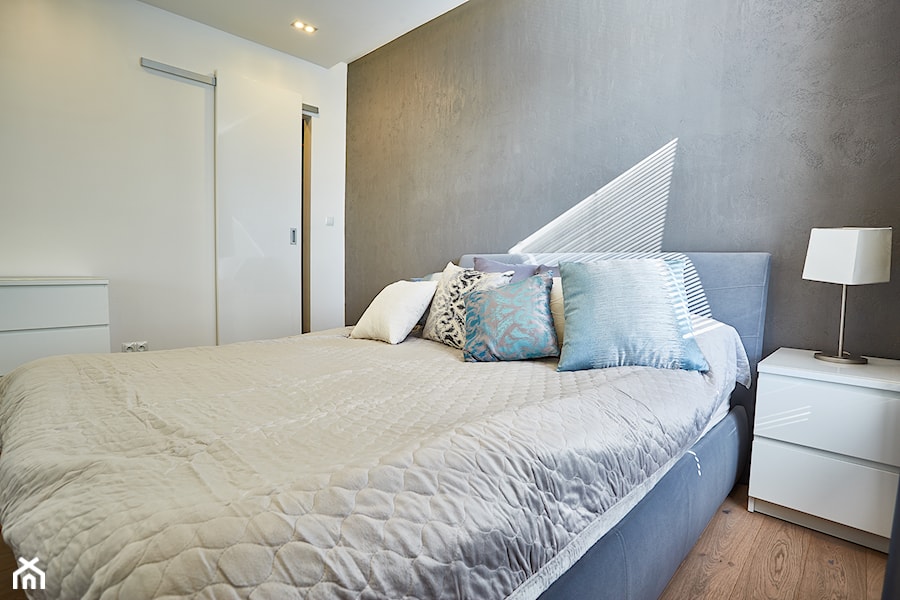 Apartament na Woli - Mała biała szara sypialnia, styl nowoczesny - zdjęcie od http://martaczerkies.pl/