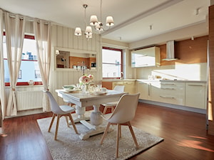 Apartament Wilanów 90 m2 - Duża beżowa biała jadalnia w kuchni, styl glamour - zdjęcie od http://martaczerkies.pl/