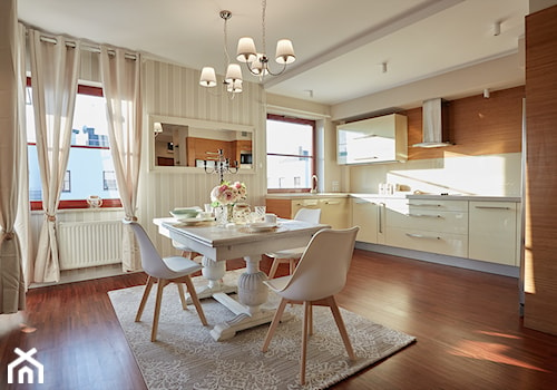 Apartament Wilanów 90 m2 - Duża beżowa biała jadalnia w kuchni, styl glamour - zdjęcie od http://martaczerkies.pl/