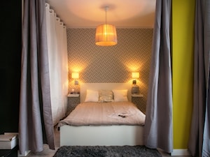 Apartament z charakterem - Mała biała czarna zielona sypialnia, styl nowoczesny - zdjęcie od http://martaczerkies.pl/