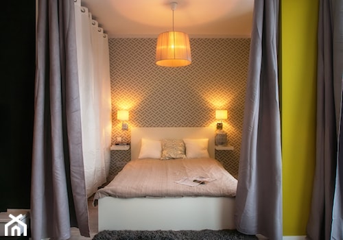 Apartament z charakterem - Mała biała czarna zielona sypialnia, styl nowoczesny - zdjęcie od http://martaczerkies.pl/