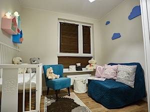 Mały szary pokój dziecka dla niemowlaka dla chłopca dla dziewczynki, styl tradycyjny - zdjęcie od http://martaczerkies.pl/