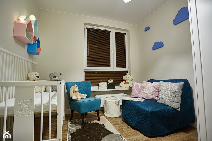 Mały szary pokój dziecka dla niemowlaka dla chłopca dla dziewczynki, styl tradycyjny - zdjęcie od http://martaczerkies.pl/