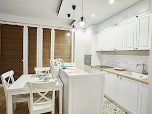 Średnia otwarta biała z zabudowaną lodówką kuchnia jednorzędowa z wyspą lub półwyspem z oknem, styl skandynawski - zdjęcie od http://martaczerkies.pl/