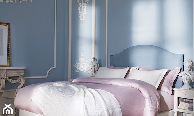 białe łóżko z niebieskim zagłówkiem, różowa pościel, sypialnia w stylu romantycznym
