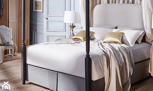 sypialnia w stylu glamour, łóżko z baldachimem, złota lampa stołowa z bialym abażurem