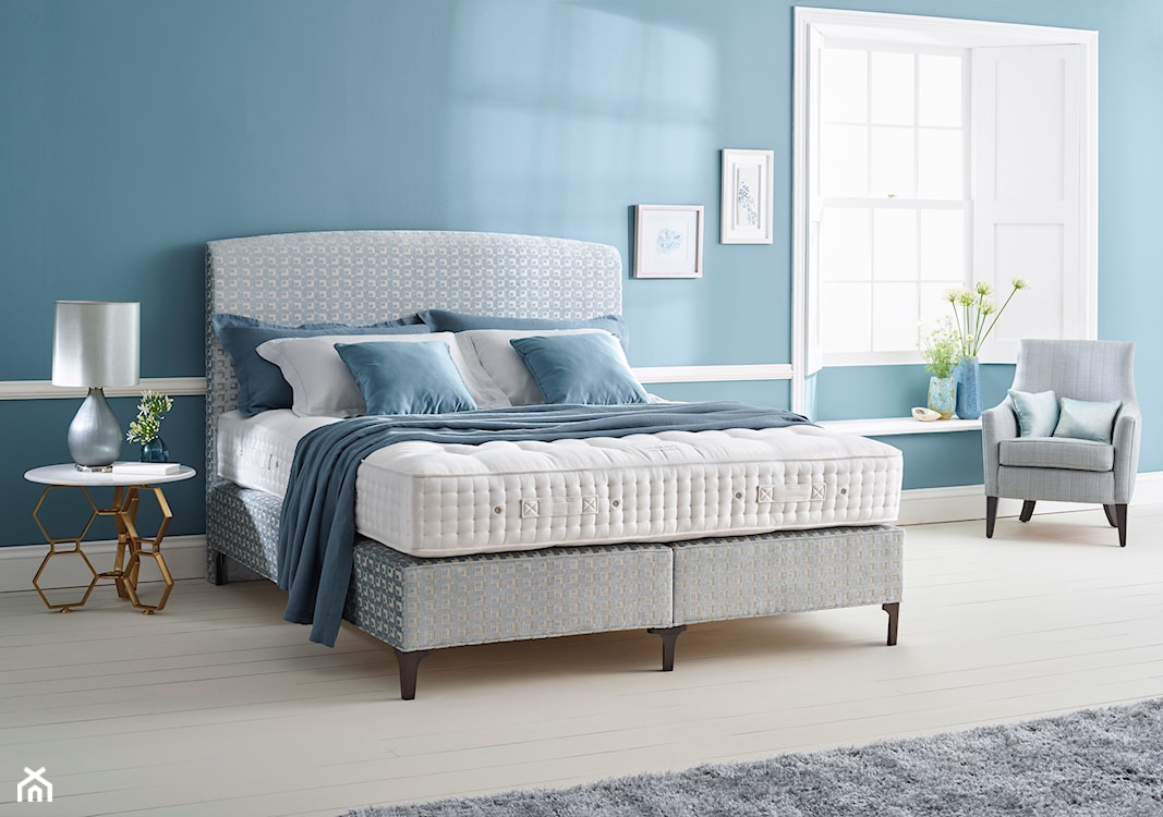 nowoczesna sypialnia, niebieskie ściany, srebrne łóżko, szary dywan, szary fotel