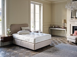 Inspiracje - Średnia beżowa sypialnia, styl tradycyjny - zdjęcie od Vispring