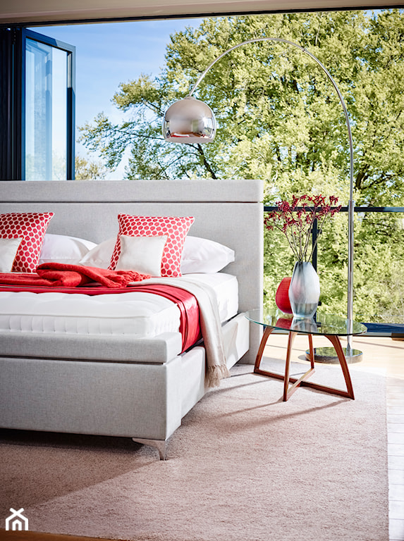 tapicerowane łóżko w kolorze szarym