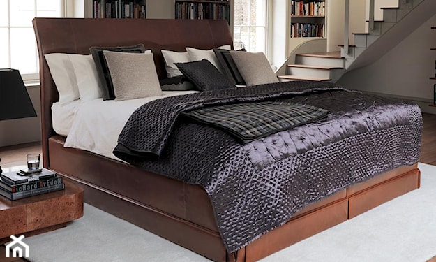 szary dywan, brązowe łóżko, szara połyskująca narzuta