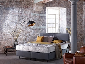 Inspiracje - Średnia sypialnia na poddaszu, styl industrialny - zdjęcie od Vispring