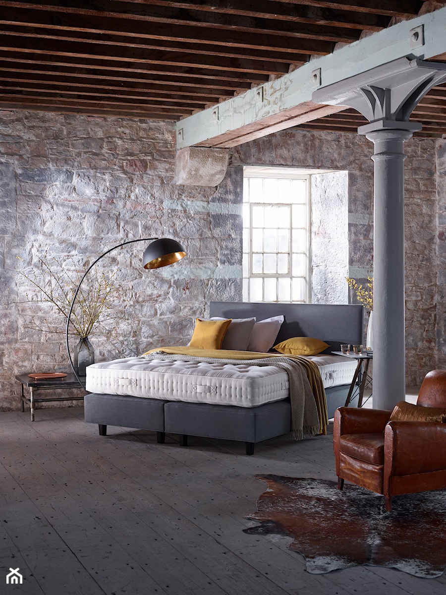 Inspiracje - Średnia sypialnia na poddaszu, styl industrialny - zdjęcie od Vispring