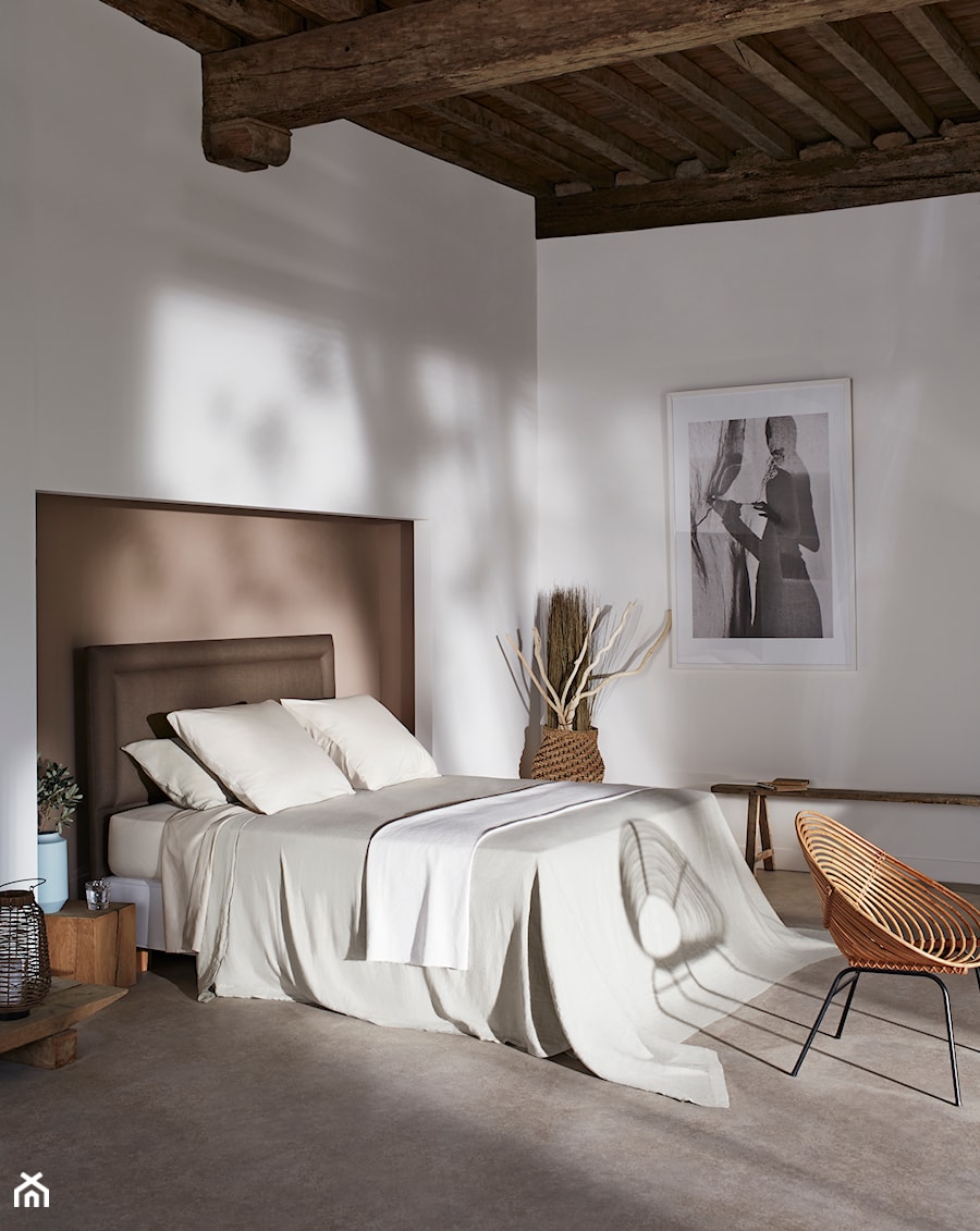 Inspiracje - Średnia biała sypialnia, styl rustykalny - zdjęcie od Vispring