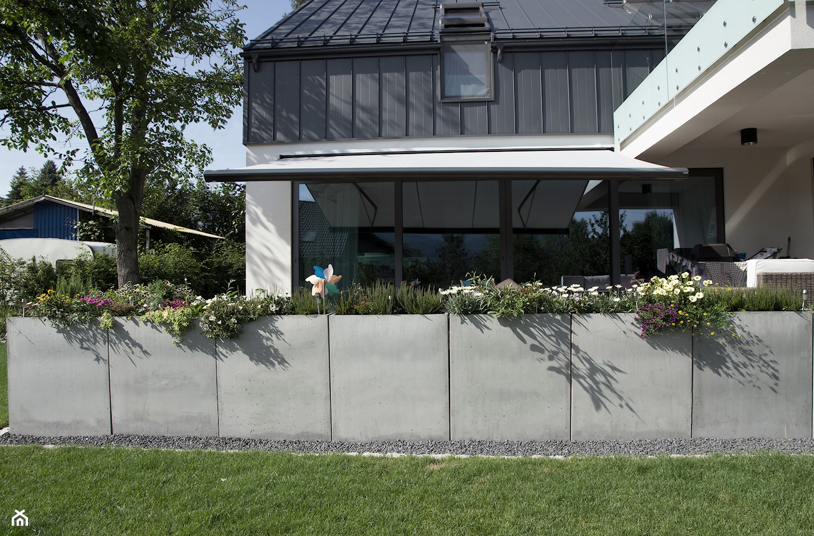 Mur z doniczek betonowych - zdjęcie od Slabb - Beton architektoniczny - Homebook