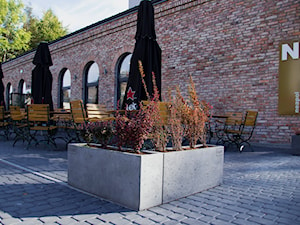 Donice betonowe w ogrodzie restauracji - zdjęcie od Slabb - Beton architektoniczny