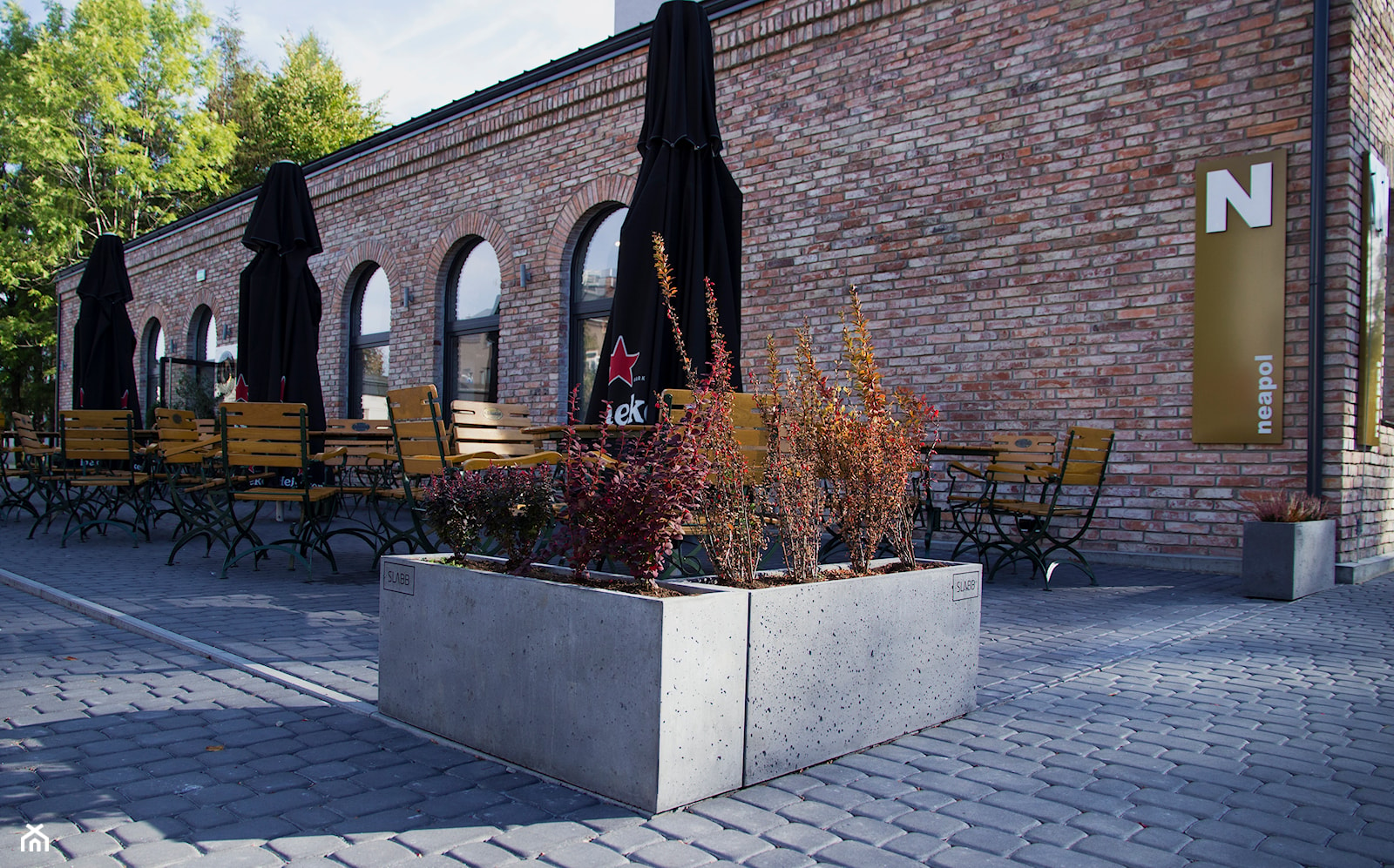 Donice betonowe w ogrodzie restauracji - zdjęcie od Slabb - Beton architektoniczny - Homebook
