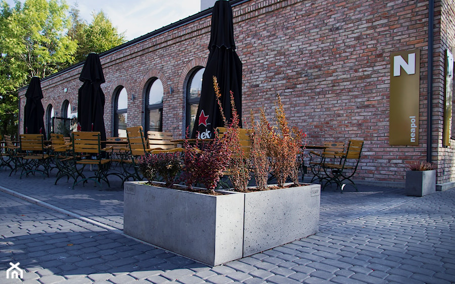 Donice betonowe w ogrodzie restauracji - zdjęcie od Slabb - Beton architektoniczny