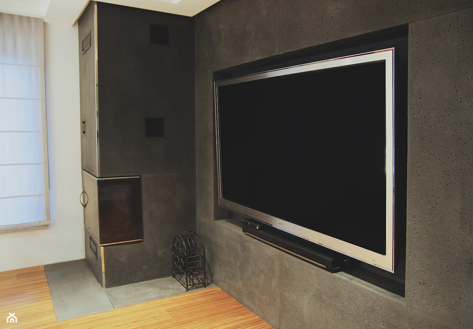 Obudowa kominka wraz z ścianą telewizyjną. - zdjęcie od Slabb - Beton architektoniczny - Homebook