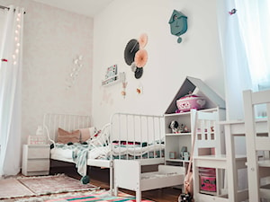Jasny pastelowy pokój dziewczynki - zdjęcie od wkawiarence.pl